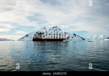 Expediciton Fram croisière ancré près de Estación Científica Almirante Brown Almirante Brown - Station - l'Antarctique. La fin de journée la lumière du soleil met en lumière t Banque D'Images