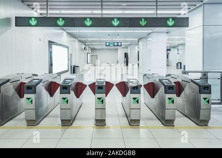 Les lecteurs de carte électronique avec des tourniquets dans le métro quai de la gare. Banque D'Images