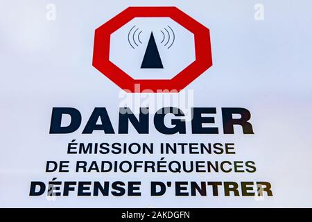 Une vue en gros plan d'un signe en français au Québec, au Canada, en disant Danger, intense les fréquences radio, pas d'entrée. Entrée interdite à tour site cellulaire Banque D'Images