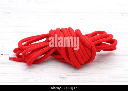 Le jeu de corde de coton rouge sur la table en bois blanc, paquet de corde de coton rouge sur la table en bois blanc Banque D'Images