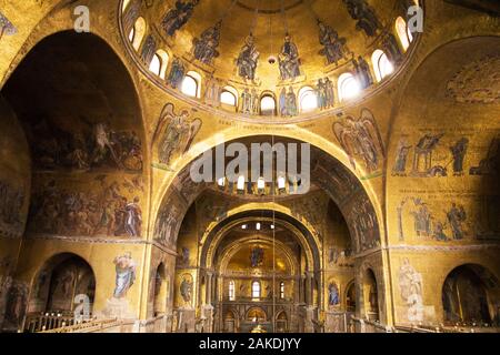 Décorées de façon éclatante la Basilique St Marc à Venise Italie Banque D'Images