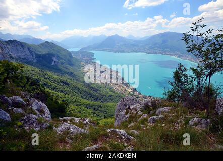 Une vue panoramique sur le lac d'Annecy depuis le Mont Veyrier à mont Baron, piste de randonnée en France. Beau paysage de montagne Alpes Banque D'Images