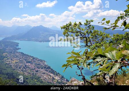 Une vue panoramique sur le lac d'Annecy depuis le Mont Veyrier à mont Baron, piste de randonnée en France. Beau paysage de montagne Alpes Banque D'Images