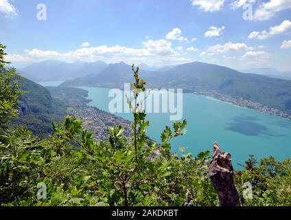 Une vue panoramique sur le lac d'Annecy depuis le Mont Veyrier à mont Baron, piste de randonnée en France. Beau paysage de montagne Alpes Banque D'Images