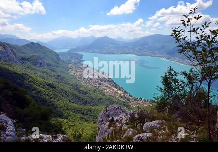 Une vue panoramique sur le lac d'Annecy depuis le Mont Veyrier à mont Baron, piste de randonnée en France. Beau paysage de montagne Alpes Banque D'Images