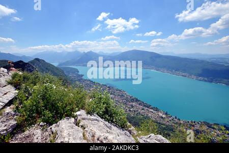 Une vue panoramique sur le lac d'Annecy depuis le Mont Veyrier à mont Baron, piste de randonnée en France. Beau paysage de montagne Alpes Banque D'Images