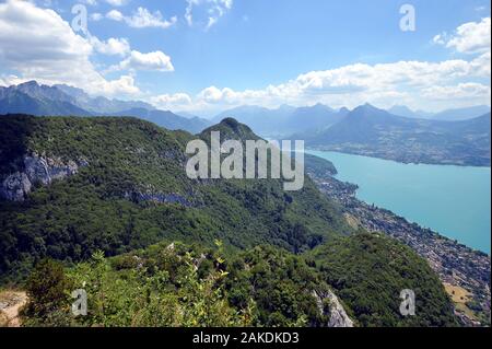 Une vue panoramique sur le lac d'Annecy depuis le Mont Veyrier à mont Baron, piste de randonnée en France. Beau paysage de montagne Alpes Banque D'Images