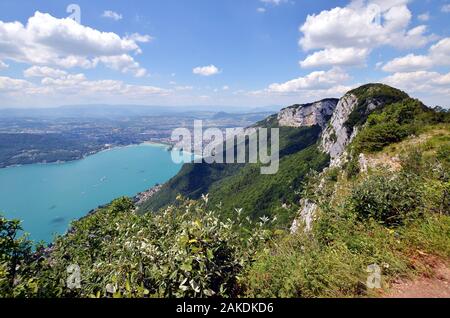 Une vue panoramique sur le lac d'Annecy depuis le Mont Veyrier à mont Baron, piste de randonnée en France. Beau paysage de montagne Alpes Banque D'Images