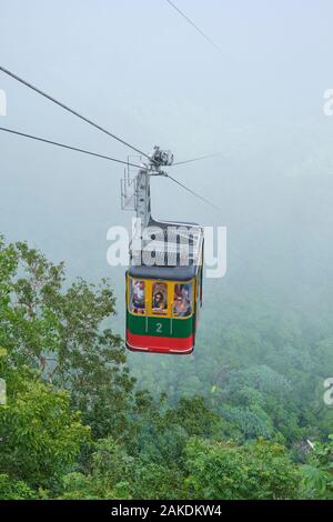 Cable car émerge de la brume et le brouillard qu'il pousse jusqu'au sommet du mont Isabel de Torres à Puerto Plata République Dominicaine. Banque D'Images