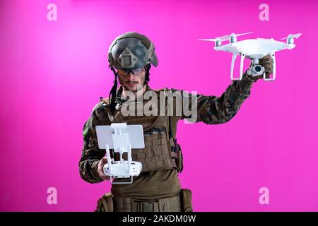 La guerre moderne soldat en tant que technicien pilote de drone Banque D'Images