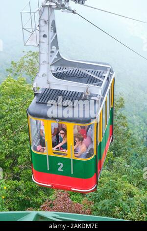 Cable car arrive à la borne supérieure après avoir monté le mont Isabel de Torres à Puerto Plata République Dominicaine. Banque D'Images