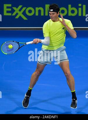 Doha, Qatar. 8 janvier, 2020. Milos Raonic du Canada renvoie la balle pendant le deuxième tour entre Milos Raonic de du Canada et Corentin Moutet de la France à l'ATP Open de tennis du Qatar à Doha, Qatar, le 8 janvier 2020. Credit : Nikku/Xinhua/Alamy Live News Banque D'Images