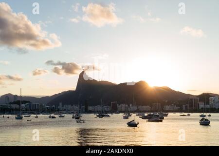 Coucher de Mureta da Urca à Rio de Janeiro, sur les montagnes et la Statue du Christ Rédempteur. Banque D'Images