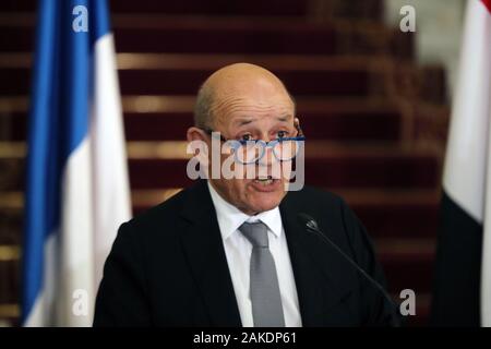 (200109) -- LE CAIRE, 9 janvier 2020 (Xinhua) -- le ministre français des Affaires étrangères, Jean-Yves Le Drian parle lors d'une conférence de presse au Caire, en Égypte, le 8 janvier 2020. Les ministres des affaires étrangères de l'Égypte, la France, la Grèce et Chypre décrit comme 'invalid' les deux contrats signés entre la Turquie et la Libye, le gouvernement soutenu par l'ONU sur la délimitation des frontières maritimes et la sécurité, le Ministère égyptien des affaires étrangères a déclaré dans un communiqué mercredi. Les ministres des affaires étrangères se sont réunis au Caire le mercredi et convenu dans une déclaration finale que le bain turc traite signé en novembre avec le gouvernement soutenu par l'ONU de l'entente nationale (GNA) Banque D'Images