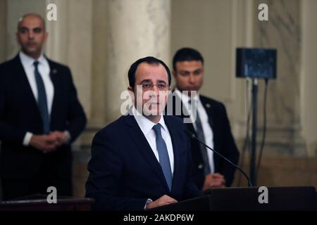 (200109) -- LE CAIRE, 9 janvier 2020 (Xinhua) -- le ministre des affaires étrangères chypriote Nicos Christodoulides assiste à une conférence de presse au Caire, en Égypte, le 8 janvier 2020. Les ministres des affaires étrangères de l'Égypte, la France, la Grèce et Chypre décrit comme 'invalid' les deux contrats signés entre la Turquie et la Libye, le gouvernement soutenu par l'ONU sur la délimitation des frontières maritimes et la sécurité, le Ministère égyptien des affaires étrangères a déclaré dans un communiqué mercredi. Les ministres des affaires étrangères se sont réunis au Caire le mercredi et convenu dans une déclaration finale que le bain turc traite signé en novembre avec le gouvernement soutenu par l'ONU de l'entente nationale (GNA) le Banque D'Images