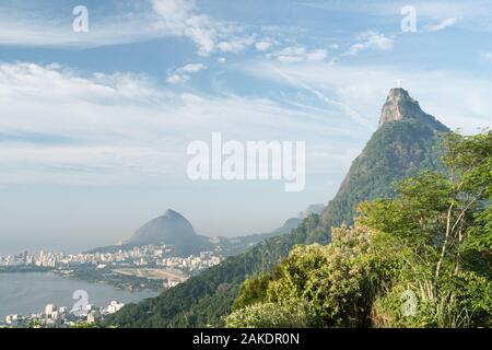 Vue de la montagne du Corcovado et la Statue du Christ rédempteur de Mirante Dona Marta, Rio de Janeiro. Banque D'Images