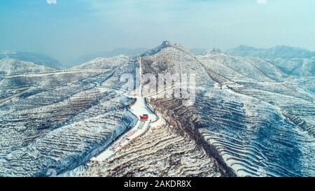 Beijing, Chine. 8 janvier, 2020. Photo aérienne prise le 8 janvier 2020 montre les champs en terrasses dans le village de Shexian Houchi County, Chine du Nord, Province de Hebei. Credit : Wang Xiao/Xinhua/Alamy Live News Banque D'Images