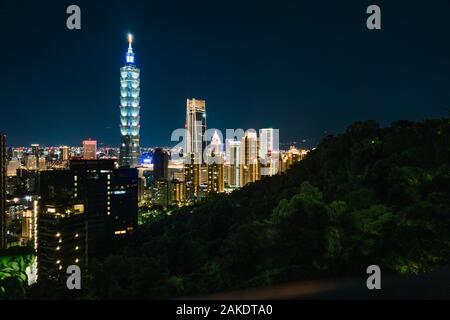 Le gratte-ciel Taipei 101 et les gratte-ciel de la ville illuminés la nuit, comme vu de Elephant Hill, Taipei, Taiwan Banque D'Images