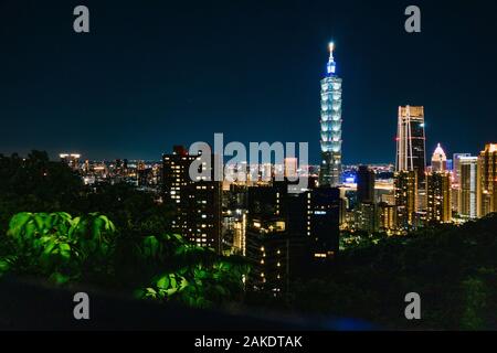 Le gratte-ciel Taipei 101 et les gratte-ciel de la ville illuminés la nuit, comme vu de Elephant Hill, Taipei, Taiwan Banque D'Images