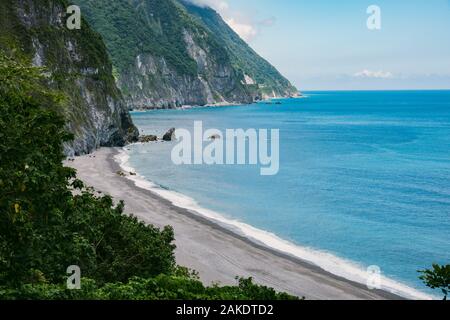 La face côtière abrupte de Qingshui Cliff, vue de la route côtière près du parc national de Taroko, Taiwan Banque D'Images