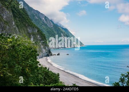 La face côtière abrupte de Qingshui Cliff, vue de la route côtière près du parc national de Taroko, Taiwan Banque D'Images
