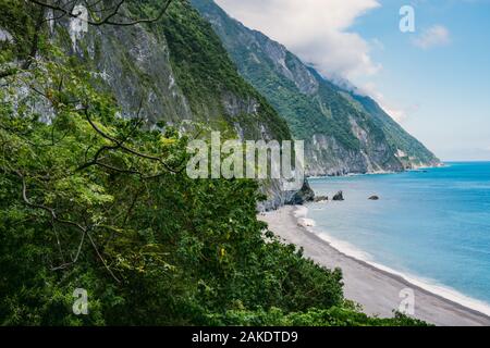 La face côtière abrupte de Qingshui Cliff, vue de la route côtière près du parc national de Taroko, Taiwan Banque D'Images