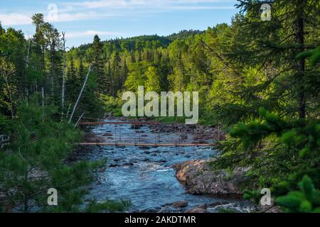 Passerelle et rapides sur la rivière le baptême, le nord du Minnesota, USA Banque D'Images