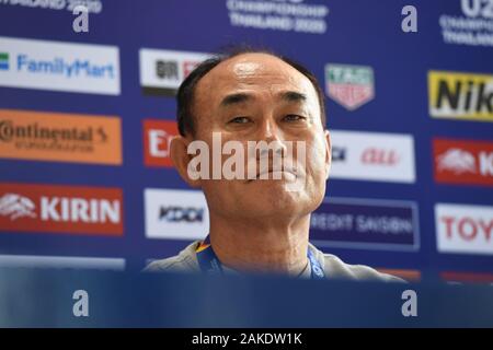 Songkhla, en Thaïlande. 05Th Jan, 2020. Kim Hak-bum (4e à partir de L), entraîneur-chef de l'équipe d'hommes sud-coréen pour la Confédération Asiatique de Football (AFC) U-23 Championnat, prend la parole lors d'une conférence de presse des entraîneurs du groupe C au stade de Tinsulanon à Songkhla, Thaïlande, le 8 janvier 2020. D'autres nations du groupe C sont la Chine, l'Iran et l'Ouzbékistan. Le tournoi est défini pour le 8-26. (Photo par Amphol Thongmueangluang/Pacific Press) Credit : Pacific Press Agency/Alamy Live News Banque D'Images