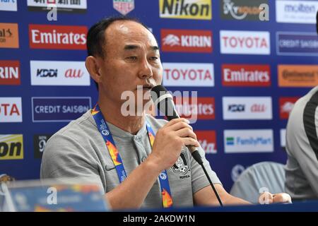 Songkhla, en Thaïlande. 05Th Jan, 2020. Kim Hak-bum (4e à partir de L), entraîneur-chef de l'équipe d'hommes sud-coréen pour la Confédération Asiatique de Football (AFC) U-23 Championnat, prend la parole lors d'une conférence de presse des entraîneurs du groupe C au stade de Tinsulanon à Songkhla, Thaïlande, le 8 janvier 2020. D'autres nations du groupe C sont la Chine, l'Iran et l'Ouzbékistan. Le tournoi est défini pour le 8-26. (Photo par Amphol Thongmueangluang/Pacific Press) Credit : Pacific Press Agency/Alamy Live News Banque D'Images