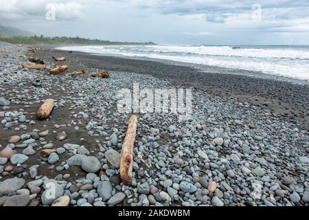 De fortes vagues sur la côte rocheuse de Dulan Beach, dans le sud de Taiwan, après avoir passé par un cyclone, rouler à terre de grands morceaux de bois flotté Banque D'Images