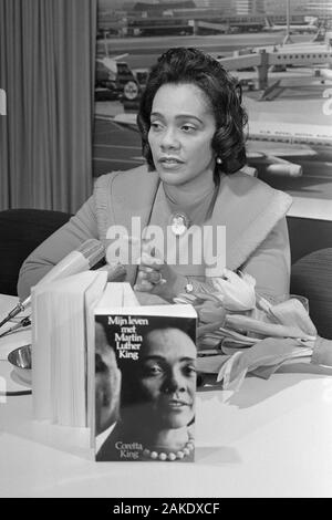Coretta Scott King (1927-2006), veuve de Martin Luther King, Jr., à l'aéroport d'Amsterdam Schiphol le 10 février 1970 avec son livre, ma vie avec Martin Luther King, traduit en néerlandais. Banque D'Images