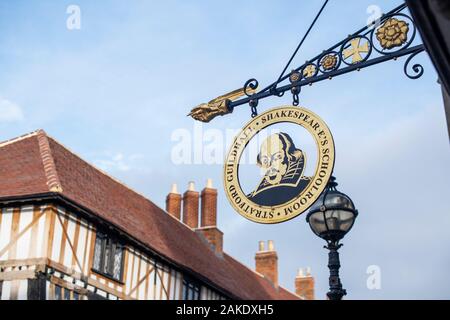 Guildhall signe sur Shakespeare & École Guildhall, Church Street, Stratford upon Avon, Warwickshire, Angleterre Banque D'Images