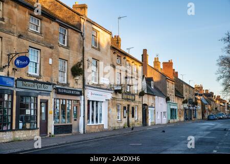 Moreton in Marsh high street, le jour de Noël, matin, Cotswolds, Gloucestershire, Angleterre Banque D'Images