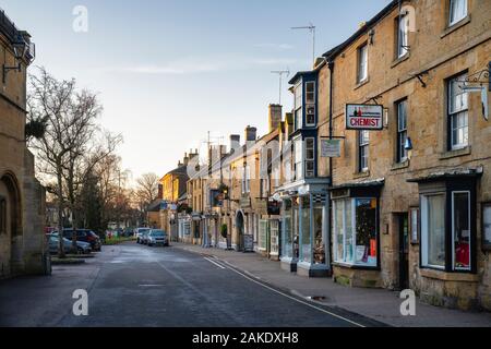 Moreton in Marsh high street, le jour de Noël, matin, Cotswolds, Gloucestershire, Angleterre Banque D'Images