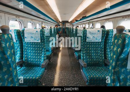 Une vue de l'intérieur du chariot sur un Taiwan High Speed Rail train Banque D'Images