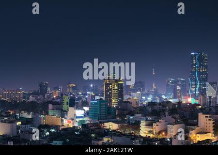 Photo de nuit animée de Saigon, Vietnam (Ho Chi Minh Ville). L'exposition longue vue élevée. Banque D'Images