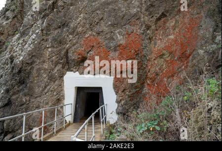 Sentier pédestre menant au tunnel côté montagne couverte de rouille Banque D'Images