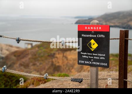 Falaises dangereuses Danger rester en arrière du bord signe sur corde limite de sécurité les visiteurs d'avertissement sur un chemin de randonnée Banque D'Images