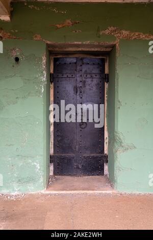Grande porte d'acier renforcé de bloquer entrée d'un ancien complexe carcéral Banque D'Images