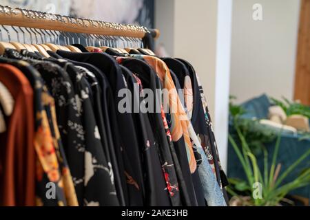 Concepteur de couleur sombre kimonos suspendu à l'intérieur du rack chiffons store Banque D'Images