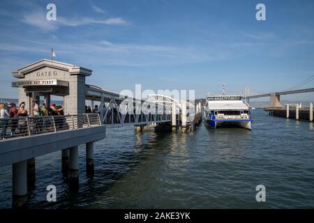 Station d'ferry à San Francisco Bay Ferry Gate G avec passagers sur longue ligne Banque D'Images
