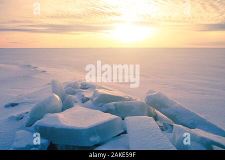 Hummock glaciaire sur la glace du lac Baïkal sur le lever du soleil, la Russie. Banque D'Images