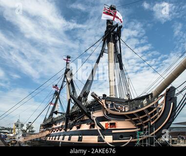 HMS Victory, phare historique. Nelson. Bataille de Trafalgar, volant de l'Ensign blanc. Port D'Dockyard De Portsmouth. Tribord. Porte-avions Queen Elizabeth. Banque D'Images