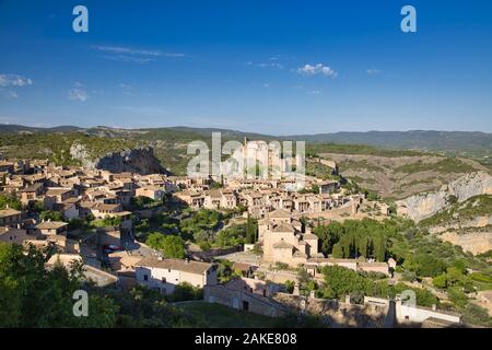 Vue sur la ville médiévale d'Alquezar en Aragon, Espagne. Sur la colline se trouve le site d'un ancien château mauresque, maintenant Colegiata de Santa Maria de Alquezar. Banque D'Images