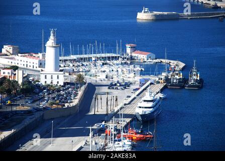 Portrait du secteur de port et phare avec yachts amarrés dans la marina, Malaga, la province de Malaga, Andalousie, espagne. Banque D'Images