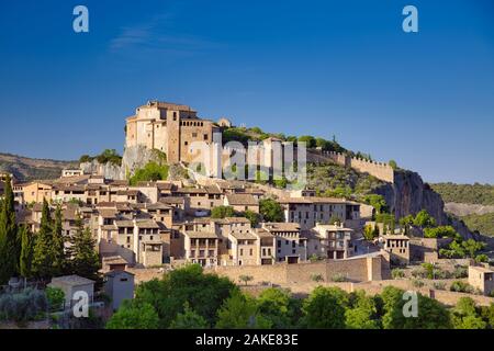 Vue sur la ville médiévale d'Alquezar en Aragon, Espagne. Sur la colline se trouve le site d'un ancien château mauresque, maintenant Colegiata de Santa Maria de Alquezar. Banque D'Images