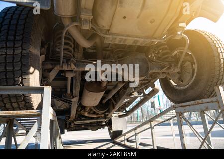 Vue de dessous de la voiture de sport. Transmission et suspension Banque D'Images