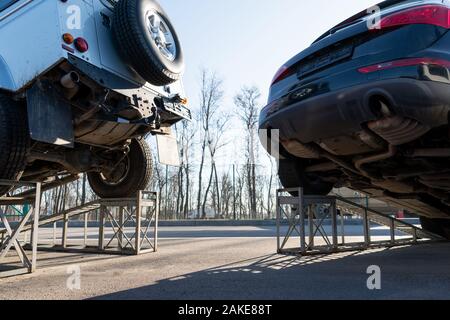 Vue de dessous de la voiture de sport. Transmission et suspension Banque D'Images