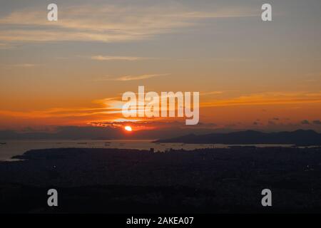 Coucher du soleil à Athènes sur un ciel nuageux avec une vue sur la ville depuis la colline de Lycabettus Banque D'Images