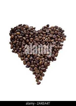 Café en grains en forme sur coeur isolé Banque D'Images